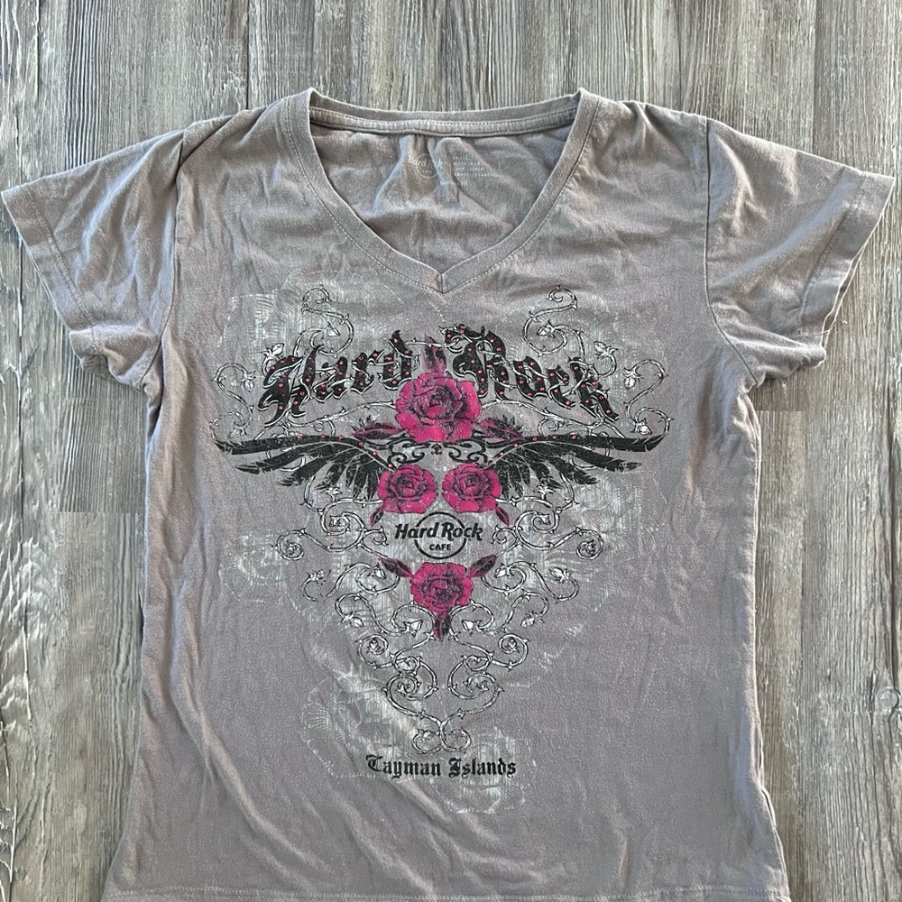 HARD ROCK CAFE Cayman Islands v neck t shirt- size small